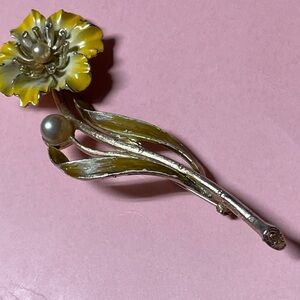 Vintage Yellow w/pearl Flower Brooch